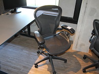 Ergonomische bureaustoel herman miller model aeron medium. let op onderdeel van combinatiekavel c171. onderdeel van combinatiekavel combinatiekavel van 11 ergonomische bureaustoelen herman miller model aeron medium. kavels c005 en c161 t/m c170 - afbeelding 1 van  3
