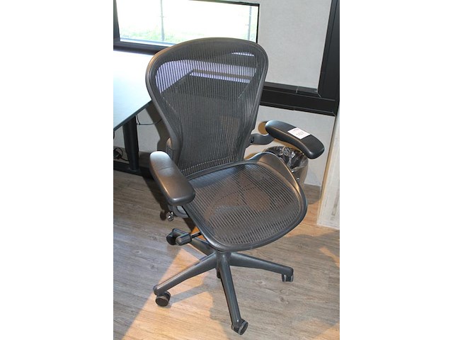 Ergonomische bureaustoel herman miller model aeron medium. let op onderdeel van combinatiekavel c171. onderdeel van combinatiekavel combinatiekavel van 11 ergonomische bureaustoelen herman miller model aeron medium. kavels c005 en c161 t/m c170 - afbeelding 2 van  3