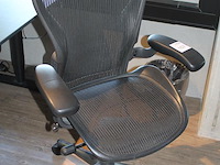Ergonomische bureaustoel herman miller model aeron medium. let op onderdeel van combinatiekavel c171. onderdeel van combinatiekavel combinatiekavel van 11 ergonomische bureaustoelen herman miller model aeron medium. kavels c005 en c161 t/m c170 - afbeelding 2 van  3