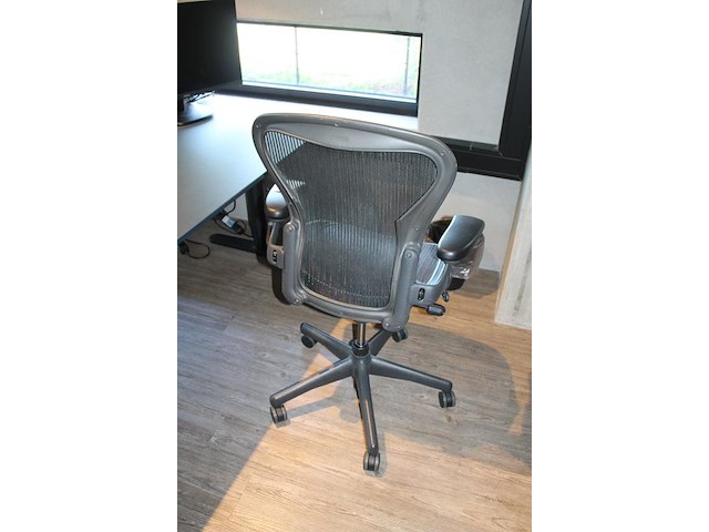 Ergonomische bureaustoel herman miller model aeron medium. let op onderdeel van combinatiekavel c171. onderdeel van combinatiekavel combinatiekavel van 11 ergonomische bureaustoelen herman miller model aeron medium. kavels c005 en c161 t/m c170 - afbeelding 3 van  3