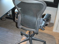 Ergonomische bureaustoel herman miller model aeron medium. let op onderdeel van combinatiekavel c171. onderdeel van combinatiekavel combinatiekavel van 11 ergonomische bureaustoelen herman miller model aeron medium. kavels c005 en c161 t/m c170 - afbeelding 3 van  3