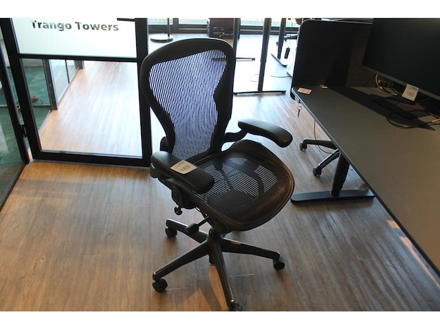 Ergonomische bureaustoel herman miller model aeron medium. let op onderdeel van combinatiekavel c171. onderdeel van combinatiekavel combinatiekavel van 11 ergonomische bureaustoelen herman miller model aeron medium. kavels c005 en c161 t/m c170 - afbeelding 1 van  3