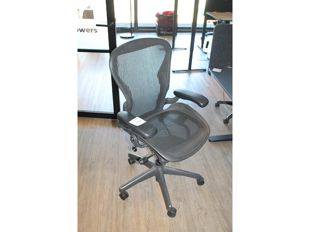 Ergonomische bureaustoel herman miller model aeron medium. let op onderdeel van combinatiekavel c171. onderdeel van combinatiekavel combinatiekavel van 11 ergonomische bureaustoelen herman miller model aeron medium. kavels c005 en c161 t/m c170 - afbeelding 2 van  3