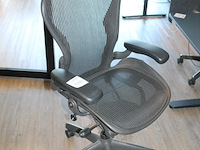 Ergonomische bureaustoel herman miller model aeron medium. let op onderdeel van combinatiekavel c171. onderdeel van combinatiekavel combinatiekavel van 11 ergonomische bureaustoelen herman miller model aeron medium. kavels c005 en c161 t/m c170 - afbeelding 2 van  3