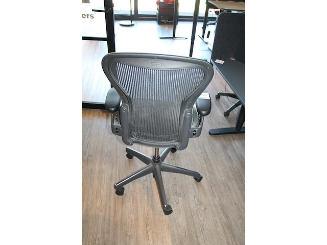 Ergonomische bureaustoel herman miller model aeron medium. let op onderdeel van combinatiekavel c171. onderdeel van combinatiekavel combinatiekavel van 11 ergonomische bureaustoelen herman miller model aeron medium. kavels c005 en c161 t/m c170 - afbeelding 3 van  3