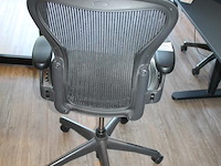 Ergonomische bureaustoel herman miller model aeron medium. let op onderdeel van combinatiekavel c171. onderdeel van combinatiekavel combinatiekavel van 11 ergonomische bureaustoelen herman miller model aeron medium. kavels c005 en c161 t/m c170 - afbeelding 3 van  3