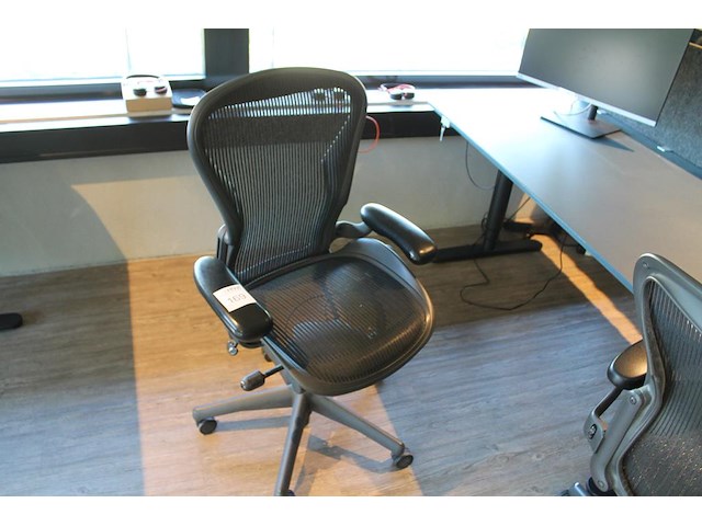 Ergonomische bureaustoel herman miller model aeron medium. let op onderdeel van combinatiekavel c171. onderdeel van combinatiekavel combinatiekavel van 11 ergonomische bureaustoelen herman miller model aeron medium. kavels c005 en c161 t/m c170 - afbeelding 1 van  3