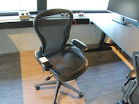 Ergonomische bureaustoel herman miller model aeron medium. let op onderdeel van combinatiekavel c171. onderdeel van combinatiekavel combinatiekavel van 11 ergonomische bureaustoelen herman miller model aeron medium. kavels c005 en c161 t/m c170 - afbeelding 1 van  3