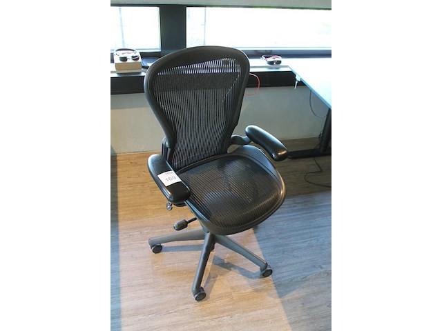 Ergonomische bureaustoel herman miller model aeron medium. let op onderdeel van combinatiekavel c171. onderdeel van combinatiekavel combinatiekavel van 11 ergonomische bureaustoelen herman miller model aeron medium. kavels c005 en c161 t/m c170 - afbeelding 2 van  3