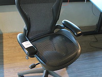 Ergonomische bureaustoel herman miller model aeron medium. let op onderdeel van combinatiekavel c171. onderdeel van combinatiekavel combinatiekavel van 11 ergonomische bureaustoelen herman miller model aeron medium. kavels c005 en c161 t/m c170 - afbeelding 2 van  3