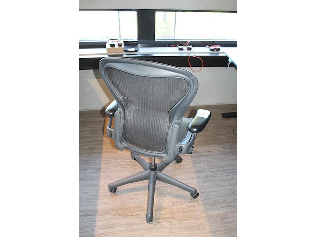 Ergonomische bureaustoel herman miller model aeron medium. let op onderdeel van combinatiekavel c171. onderdeel van combinatiekavel combinatiekavel van 11 ergonomische bureaustoelen herman miller model aeron medium. kavels c005 en c161 t/m c170 - afbeelding 3 van  3