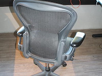 Ergonomische bureaustoel herman miller model aeron medium. let op onderdeel van combinatiekavel c171. onderdeel van combinatiekavel combinatiekavel van 11 ergonomische bureaustoelen herman miller model aeron medium. kavels c005 en c161 t/m c170 - afbeelding 3 van  3