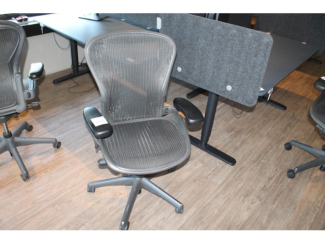 Ergonomische bureaustoel herman miller model aeron medium. let op onderdeel van combinatiekavel c171. onderdeel van combinatiekavel combinatiekavel van 11 ergonomische bureaustoelen herman miller model aeron medium. kavels c005 en c161 t/m c170 - afbeelding 1 van  3