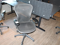 Ergonomische bureaustoel herman miller model aeron medium. let op onderdeel van combinatiekavel c171. onderdeel van combinatiekavel combinatiekavel van 11 ergonomische bureaustoelen herman miller model aeron medium. kavels c005 en c161 t/m c170 - afbeelding 1 van  3