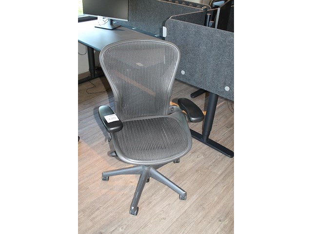 Ergonomische bureaustoel herman miller model aeron medium. let op onderdeel van combinatiekavel c171. onderdeel van combinatiekavel combinatiekavel van 11 ergonomische bureaustoelen herman miller model aeron medium. kavels c005 en c161 t/m c170 - afbeelding 2 van  3