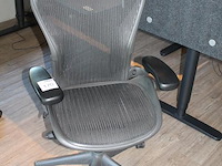 Ergonomische bureaustoel herman miller model aeron medium. let op onderdeel van combinatiekavel c171. onderdeel van combinatiekavel combinatiekavel van 11 ergonomische bureaustoelen herman miller model aeron medium. kavels c005 en c161 t/m c170 - afbeelding 2 van  3