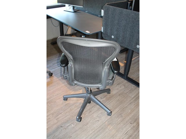 Ergonomische bureaustoel herman miller model aeron medium. let op onderdeel van combinatiekavel c171. onderdeel van combinatiekavel combinatiekavel van 11 ergonomische bureaustoelen herman miller model aeron medium. kavels c005 en c161 t/m c170 - afbeelding 3 van  3