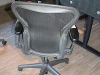 Ergonomische bureaustoel herman miller model aeron medium. let op onderdeel van combinatiekavel c171. onderdeel van combinatiekavel combinatiekavel van 11 ergonomische bureaustoelen herman miller model aeron medium. kavels c005 en c161 t/m c170 - afbeelding 3 van  3