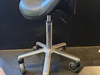 Ergonomische zadelkruk op wielen