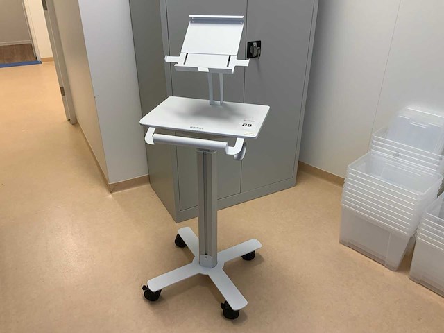 Ergotron dynamic ergonomische tablet wagen - afbeelding 1 van  5