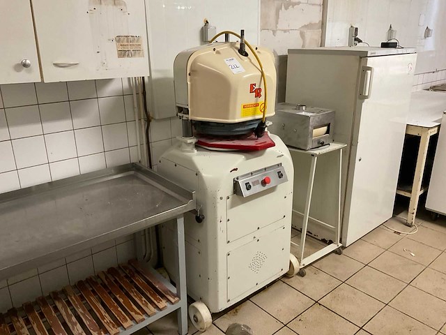 Erika rekord deegverdeel- opbolmachine - afbeelding 2 van  5