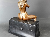 Erotisch brons naakte dame op marmeren basement - afbeelding 4 van  5