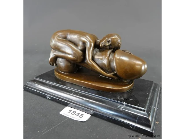 Erotisch bronzen sculptuur van een naakte vrouw rustend op een fallus en op een marmeren sokkel naar de dream phallus van de kunstenaar bruno zach - afbeelding 1 van  7