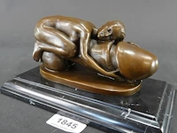 Erotisch bronzen sculptuur van een naakte vrouw rustend op een fallus en op een marmeren sokkel naar de dream phallus van de kunstenaar bruno zach
