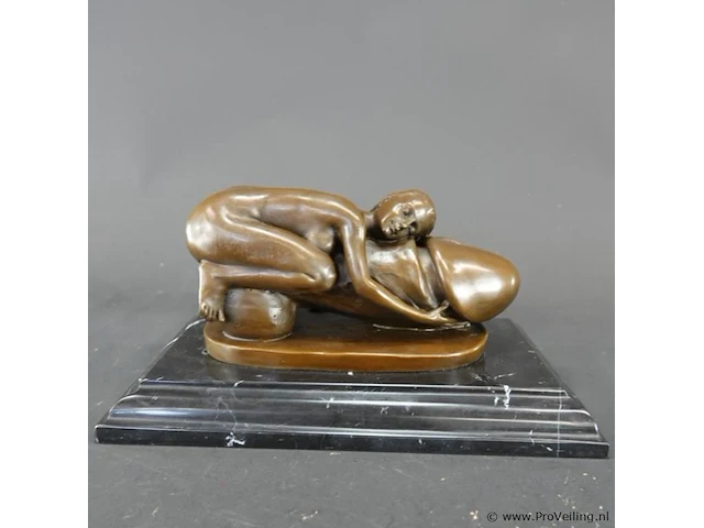 Erotisch bronzen sculptuur van een naakte vrouw rustend op een fallus en op een marmeren sokkel naar de dream phallus van de kunstenaar bruno zach - afbeelding 2 van  7