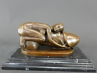 Erotisch bronzen sculptuur van een naakte vrouw rustend op een fallus en op een marmeren sokkel naar de dream phallus van de kunstenaar bruno zach - afbeelding 2 van  7