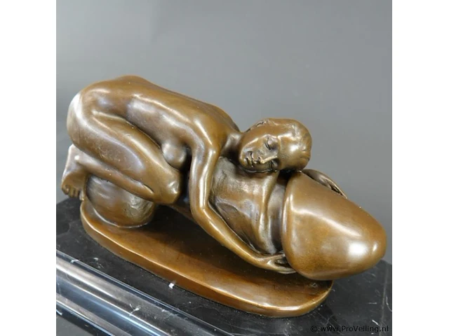 Erotisch bronzen sculptuur van een naakte vrouw rustend op een fallus en op een marmeren sokkel naar de dream phallus van de kunstenaar bruno zach - afbeelding 3 van  7