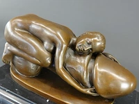 Erotisch bronzen sculptuur van een naakte vrouw rustend op een fallus en op een marmeren sokkel naar de dream phallus van de kunstenaar bruno zach - afbeelding 3 van  7