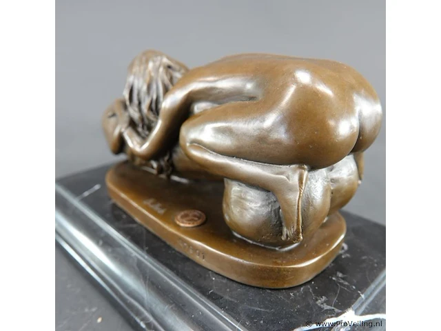 Erotisch bronzen sculptuur van een naakte vrouw rustend op een fallus en op een marmeren sokkel naar de dream phallus van de kunstenaar bruno zach - afbeelding 4 van  7