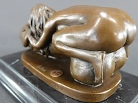 Erotisch bronzen sculptuur van een naakte vrouw rustend op een fallus en op een marmeren sokkel naar de dream phallus van de kunstenaar bruno zach - afbeelding 4 van  7