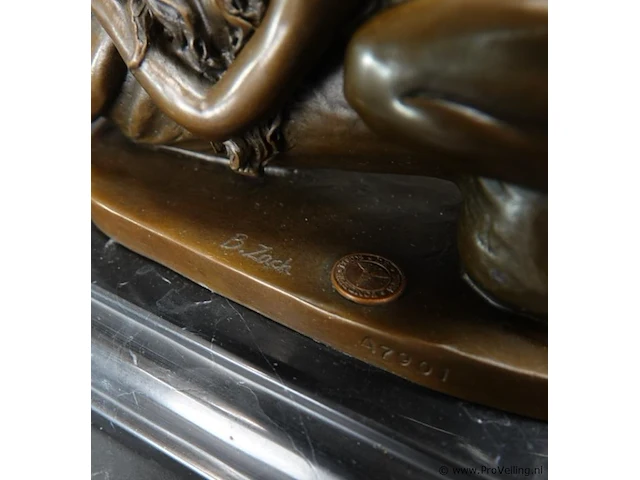 Erotisch bronzen sculptuur van een naakte vrouw rustend op een fallus en op een marmeren sokkel naar de dream phallus van de kunstenaar bruno zach - afbeelding 5 van  7