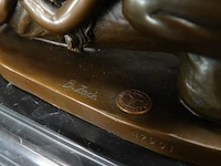 Erotisch bronzen sculptuur van een naakte vrouw rustend op een fallus en op een marmeren sokkel naar de dream phallus van de kunstenaar bruno zach - afbeelding 5 van  7