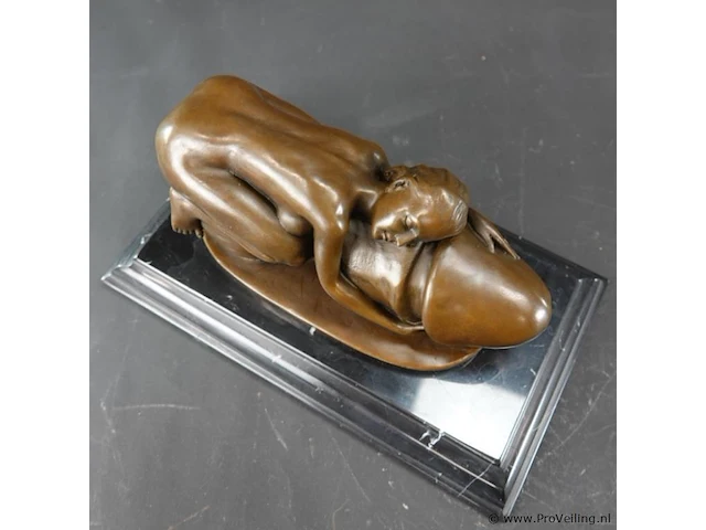 Erotisch bronzen sculptuur van een naakte vrouw rustend op een fallus en op een marmeren sokkel naar de dream phallus van de kunstenaar bruno zach - afbeelding 7 van  7