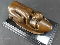 Erotisch bronzen sculptuur van een naakte vrouw rustend op een fallus en op een marmeren sokkel naar de dream phallus van de kunstenaar bruno zach - afbeelding 7 van  7