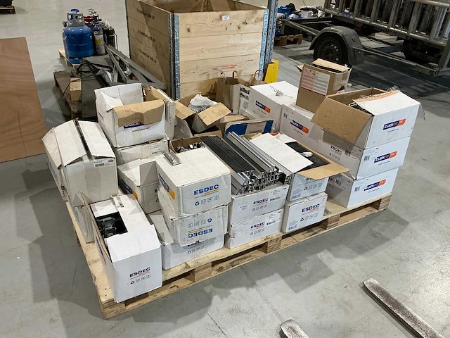 Esdec partij montagematerialen - afbeelding 1 van  22