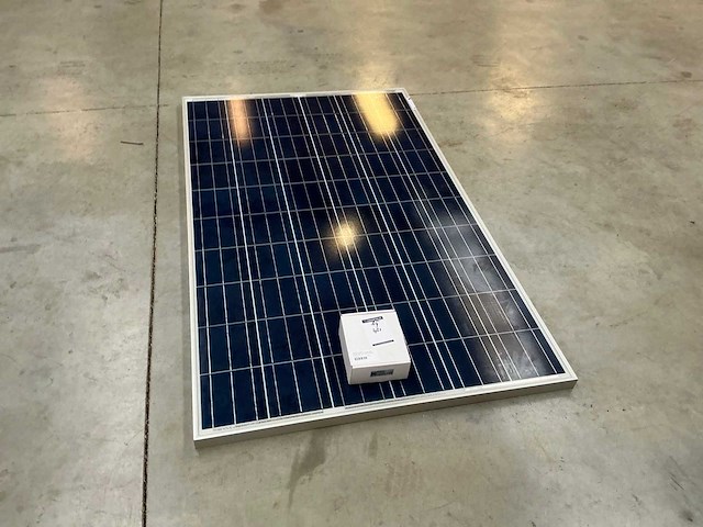 Et zonnepaneel met omvormer - afbeelding 1 van  7