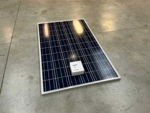 Et zonnepaneel met omvormer - afbeelding 1 van  7