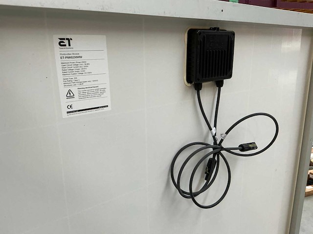 Et zonnepaneel met omvormer - afbeelding 6 van  7