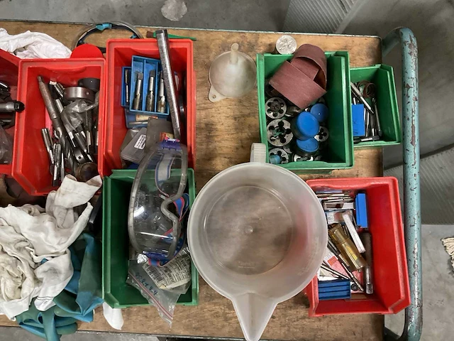 Etagewagen met divers materieel - afbeelding 4 van  9