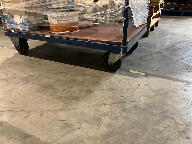 Etagewagen met inhoud - afbeelding 3 van  9