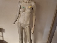 Etalage pop vrouw merk hans boodt mist rechter hand - afbeelding 2 van  3
