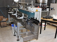Etiketteermachine langguth e23 links 210sk. diameter transportbaan 50-100 mm. hoogte baan 850-1050 mm. kett... onderdeel van combinatiekavel complete mini brouwerijopstelling bestaande uit brouwhuis, 8 gistingstanks (deels gevuld), bottellijn, pompen, warmtewisselaar, natte lijn etiketteermachine en chiller - afbeelding 1 van  5