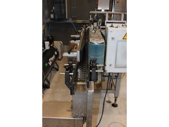 Etiketteermachine langguth e23 links 210sk. diameter transportbaan 50-100 mm. hoogte baan 850-1050 mm. kett... onderdeel van combinatiekavel complete mini brouwerijopstelling bestaande uit brouwhuis, 8 gistingstanks (deels gevuld), bottellijn, pompen, warmtewisselaar, natte lijn etiketteermachine en chiller - afbeelding 2 van  5