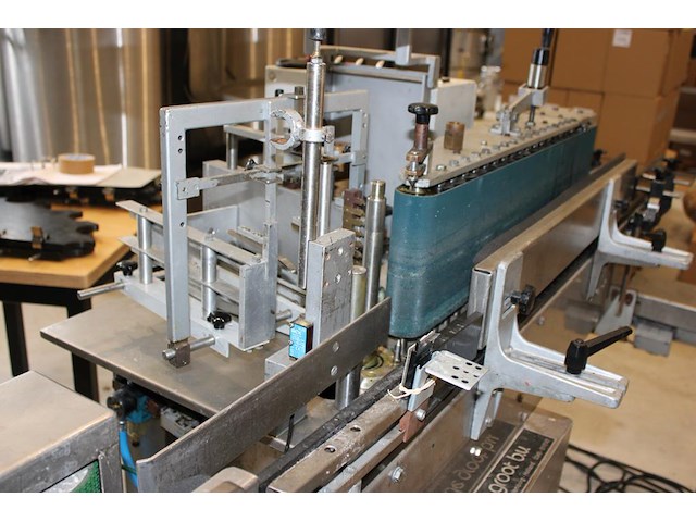 Etiketteermachine langguth e23 links 210sk. diameter transportbaan 50-100 mm. hoogte baan 850-1050 mm. kett... onderdeel van combinatiekavel complete mini brouwerijopstelling bestaande uit brouwhuis, 8 gistingstanks (deels gevuld), bottellijn, pompen, warmtewisselaar, natte lijn etiketteermachine en chiller - afbeelding 3 van  5