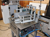 Etiketteermachine langguth e23 links 210sk. diameter transportbaan 50-100 mm. hoogte baan 850-1050 mm. kett... onderdeel van combinatiekavel complete mini brouwerijopstelling bestaande uit brouwhuis, 8 gistingstanks (deels gevuld), bottellijn, pompen, warmtewisselaar, natte lijn etiketteermachine en chiller - afbeelding 4 van  5