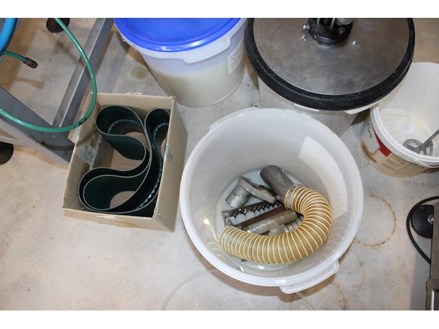 Etiketteermachine langguth e23 links 210sk. diameter transportbaan 50-100 mm. hoogte baan 850-1050 mm. kett... onderdeel van combinatiekavel complete mini brouwerijopstelling bestaande uit brouwhuis, 8 gistingstanks (deels gevuld), bottellijn, pompen, warmtewisselaar, natte lijn etiketteermachine en chiller - afbeelding 5 van  5